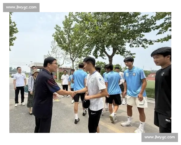 韩乔生激情解说苏超扬泰德比，两万球迷见证经典再现